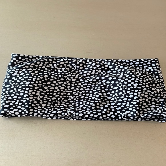 SPOTTED BLACK AND WHITE STRAPLESS BIKINI TOP - Picture 2 of 3